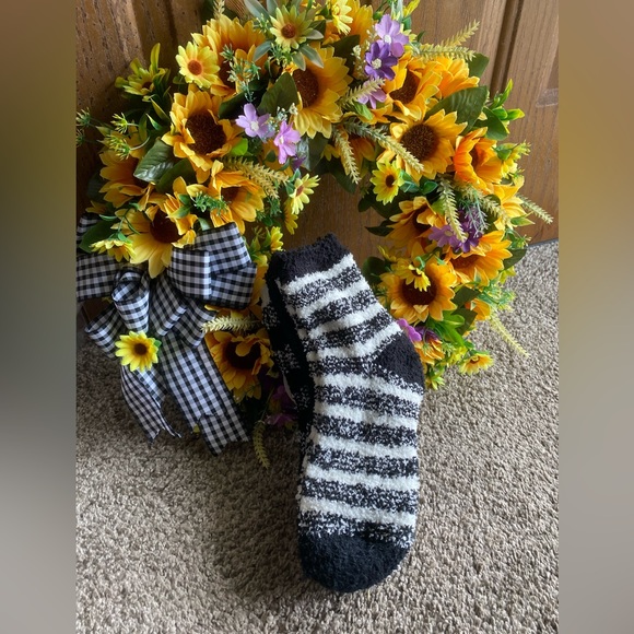 ☀️ NWT me moi fuzzy socks - Picture 4 of 6